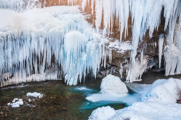 Chute d'eau gelée — Photo