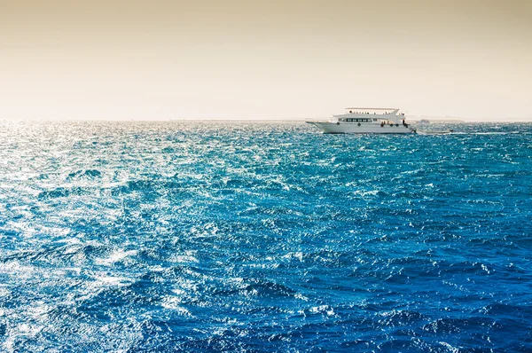 Yate blanco en el Mar Rojo al atardecer — Foto de Stock