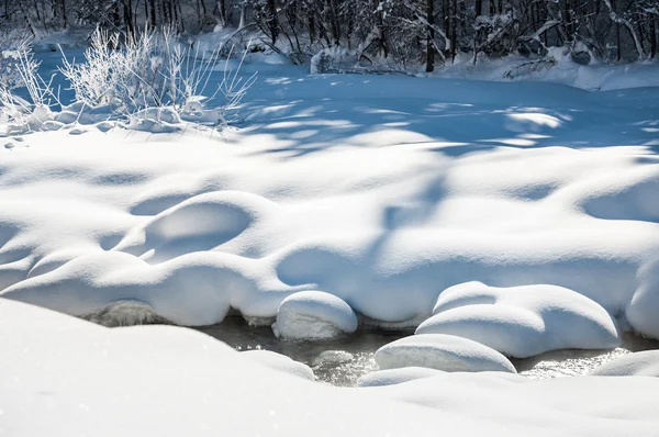 Nevicate sul fiume di montagna — Foto Stock