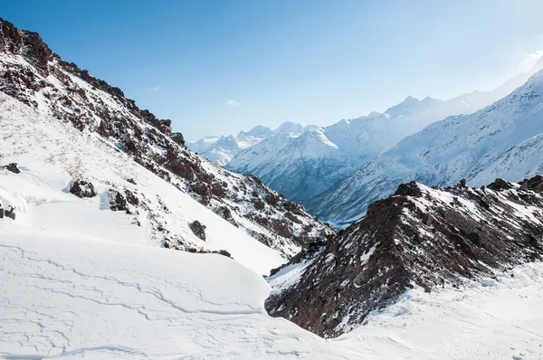 Winter-Bergschlucht bei sonnigem Tag — Stockfoto