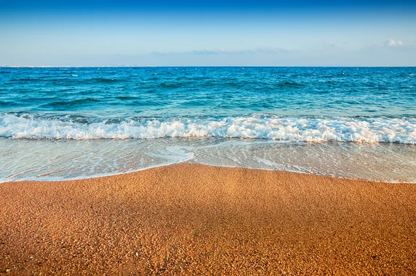 Tropical beach with blue sea — Stock Photo, Image