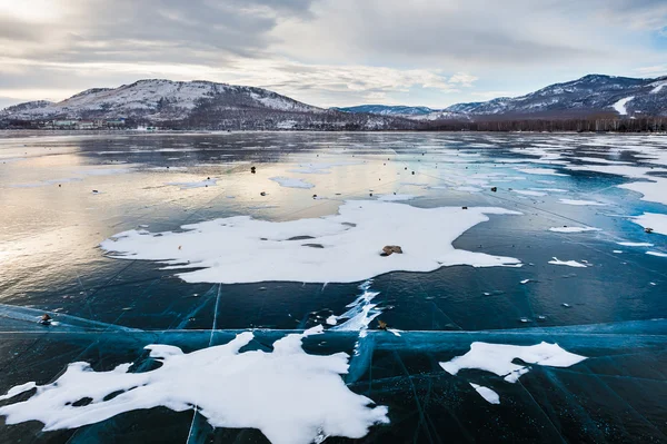 Beautiful ice on the lake at sunset — Stock Photo, Image