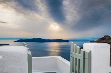 Santorini Adası 'nda güzel bir gün batımı, Yunanistan. 