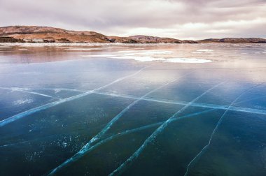 Gün batımında göl kenarında güzel buz