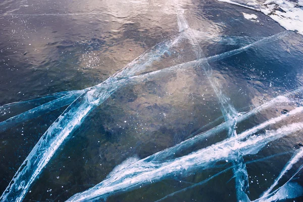 Natuurlijke blauw ijs op het meer — Stockfoto