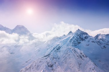 Kış karla kaplı dağlar