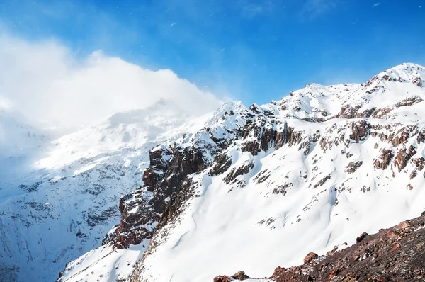 Invierno nieve cubierto montañas — Foto de Stock