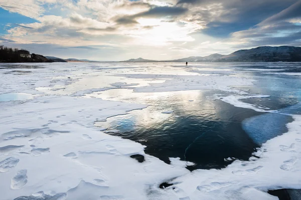 Beautiful ice on the lake at sunset — Stock Photo, Image