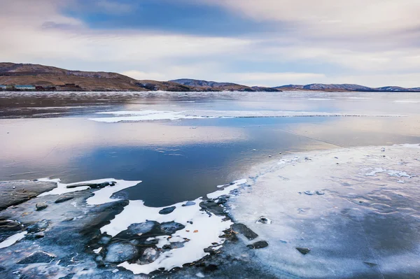 Schönes Eis auf dem See bei Sonnenuntergang — Stockfoto