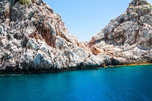 Las rocas en la orilla del mar — Foto de Stock