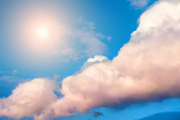 Μπλε ουρανός με σύννεφα στο ηλιοβασίλεμα — Φωτογραφία Αρχείου