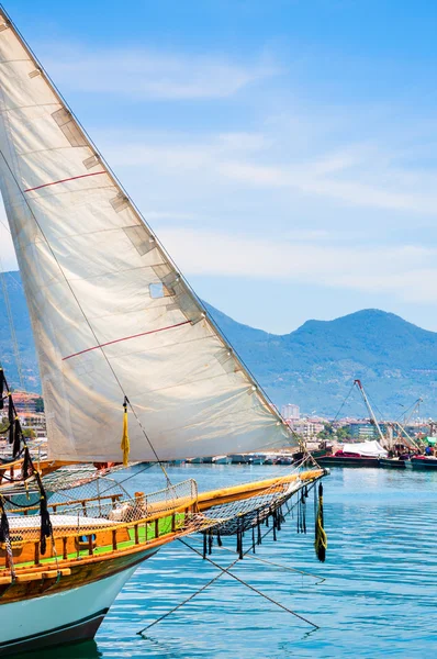 Barca a vela nel porto di Alanya, Turchia — Foto Stock