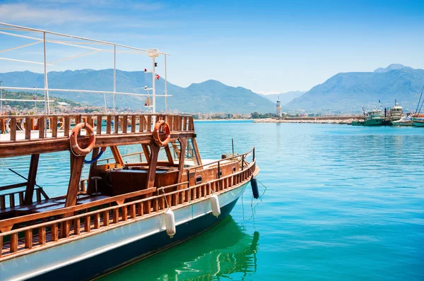 Imbarcazione turistica nel porto di Alanya, Turchia — Foto Stock