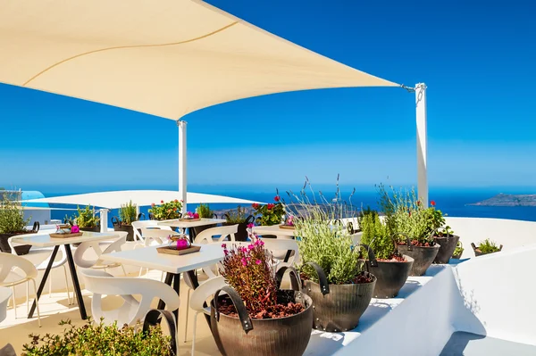 Cafe på terrassen med havsutsikt — Stockfoto