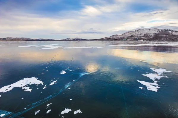 Belo gelo no lago ao pôr-do-sol — Fotografia de Stock