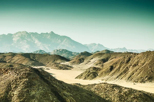 Hermosas montañas en el desierto árabe al atardecer — Foto de Stock