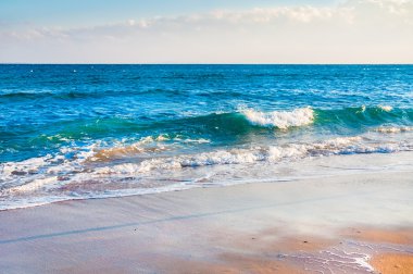 Günbatımında tropik plaj