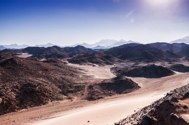 Fantastik yatay, günbatımı, dağlar