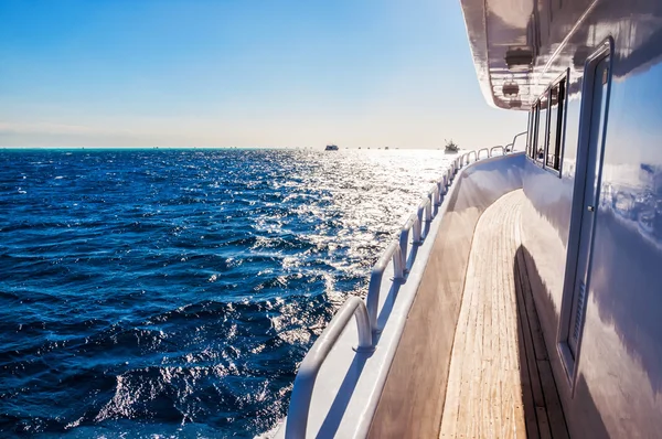 Jacht im roten Meer bei Sonnenuntergang — Stockfoto