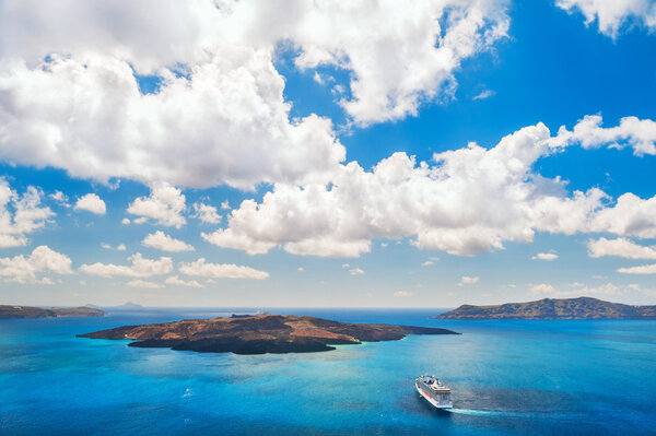 Круизный лайнер рядом с Греческими островами
