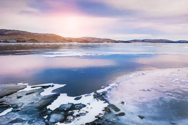 Лід на озері на заході сонця — стокове фото