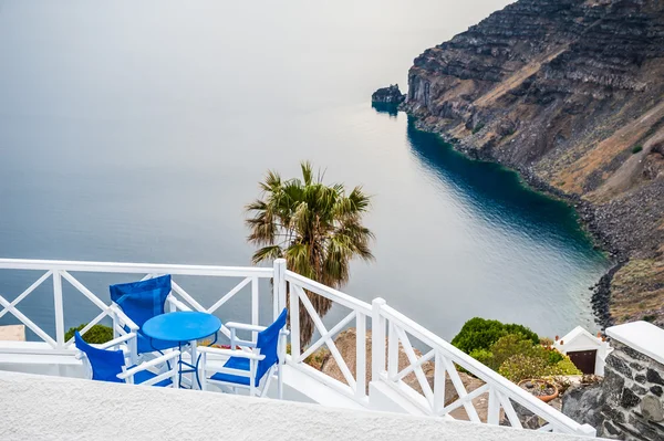 Cafe op het terras met uitzicht op zee — Stockfoto