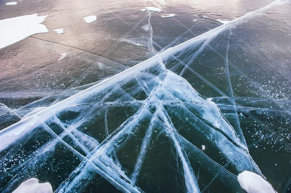 Natuurlijke blauw ijs op het meer — Stockfoto