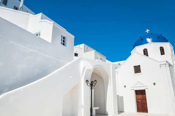 Architettura bianca sull'isola di Santorini, Grecia — Foto Stock