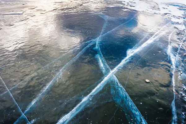 Natural blue ice on the lake. — Stock Photo, Image