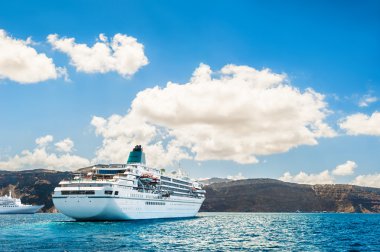 Yunan Adaları yakınındaki büyük cruise gömlekleri