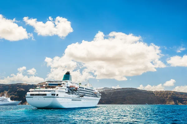 Grandi navi da crociera vicino alle isole greche — Foto Stock