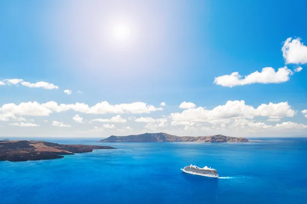 Kryssningsfartyg nära den grekiska övärlden — Stockfoto