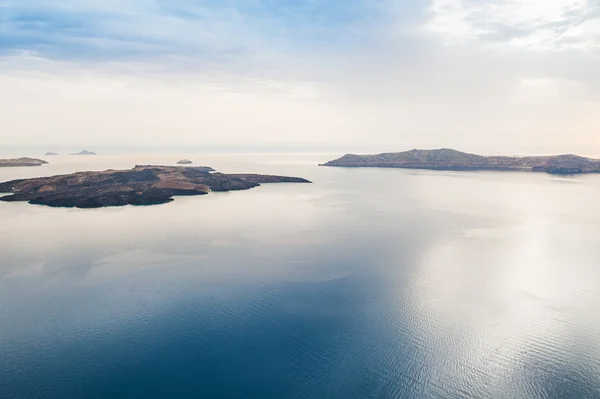 Όμορφη θέα στη θάλασσα και τα νησιά στο ηλιοβασίλεμα — Φωτογραφία Αρχείου