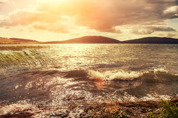 湖の幻想的な夕日 — ストック写真