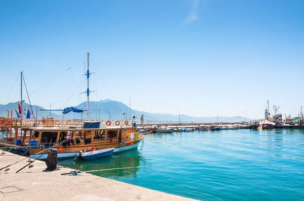 Barcos turísticos en el puerto de Alanya, Turquía . — Foto de Stock