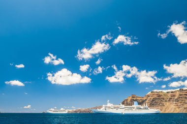 Santorini Island, Yunanistan yakınındaki Cruise gömlekleri