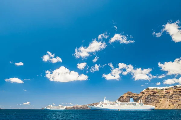 Navi da crociera vicino all'isola di Santorini, Grecia — Foto Stock