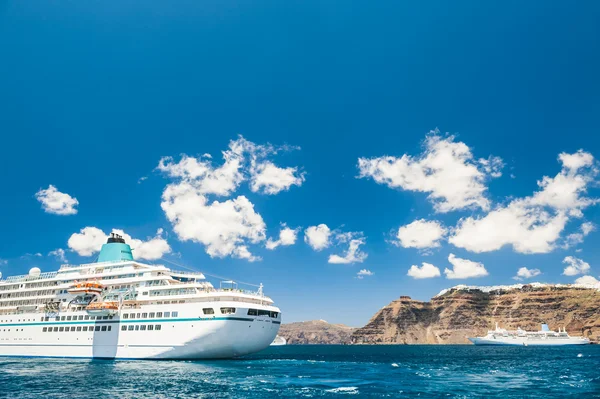 Santorini Island, Yunanistan yakınındaki Cruise gömlekleri