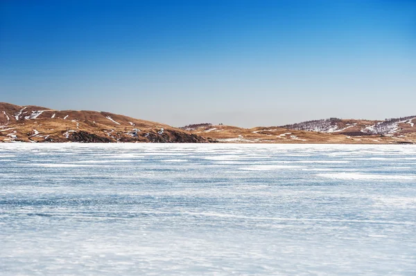 Красивый пейзаж со льдом и снегом на озере — стоковое фото