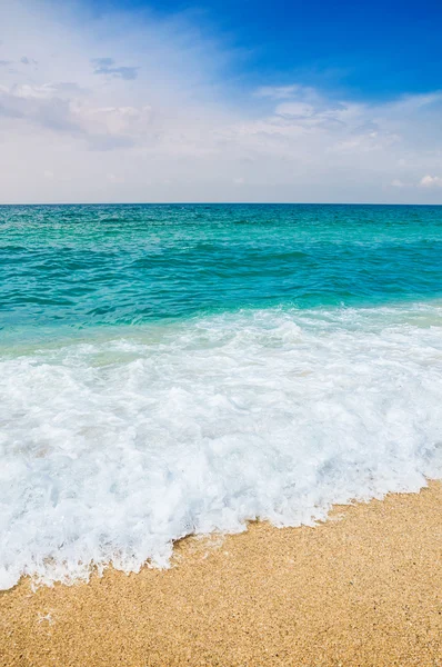 Hermosa playa y mar tropical —  Fotos de Stock