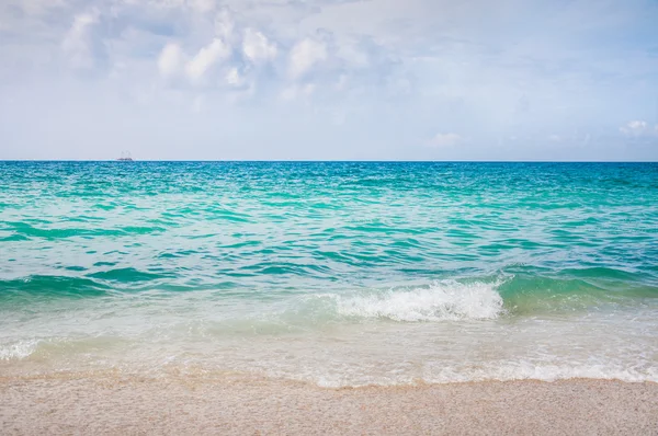 Beautiful beach and tropical sea — Stock Photo, Image