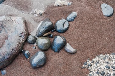 Çakıl bir kırmızı kumlu plajda