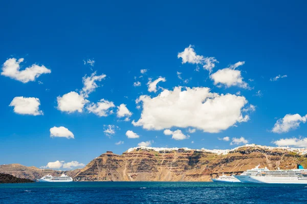 Cruise liners near the Santorini island, Greece — Stock Photo, Image