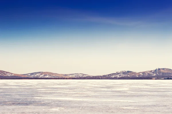 Beautiful landscape with ice and snow on the lake — Stock Photo, Image