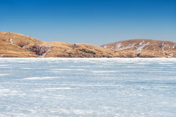 Hermoso paisaje con hielo y nieve en el lago —  Fotos de Stock