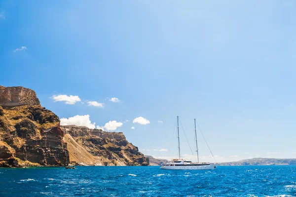 Yacht bianco vicino all'isola di Santorini, Grecia — Foto Stock