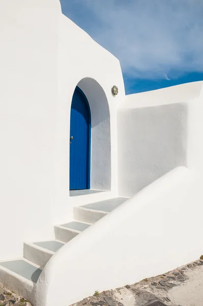 Белая национальная архитектура на острове Санторини, Греция — стоковое фото