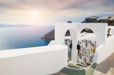 Gün batımında deniz manzaralı güzel manzara.