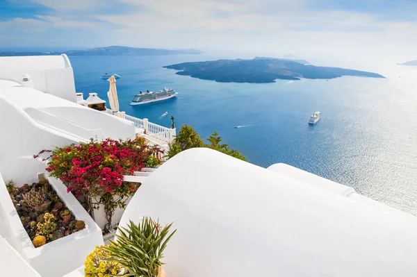 Arquitectura blanca en la isla de Santorini, Grecia. — Foto de Stock