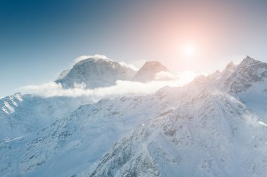 Kış dağlarda günbatımı